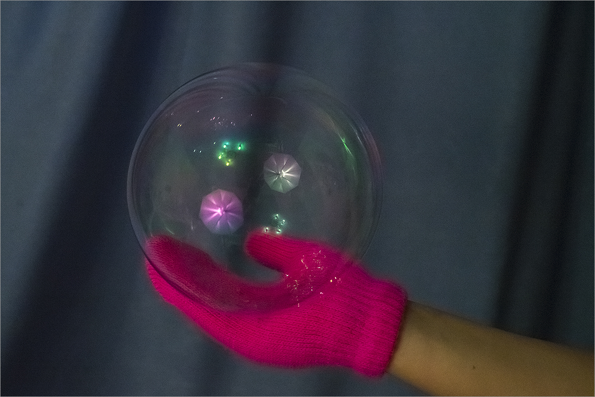 Почему лопается пузырь. Мыльные пузыри. Опыты с мыльными пузырями. Эксперименты с мыльными пузырями. Мыльный пузырь в руках.